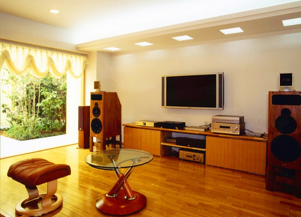 ライトコートの中庭とシアタールームのある、夫婦2人の暮らしを楽しめる住まい。 S邸