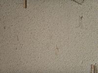 　壁はケソウ土系の材料に藁をきざんで入れた塗り壁です