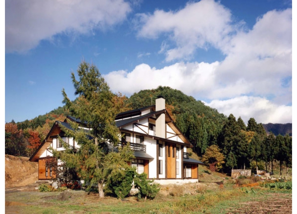 シンプルモダンと和のテイストが美しく融合した孟宗竹のある中庭の住まい R邸