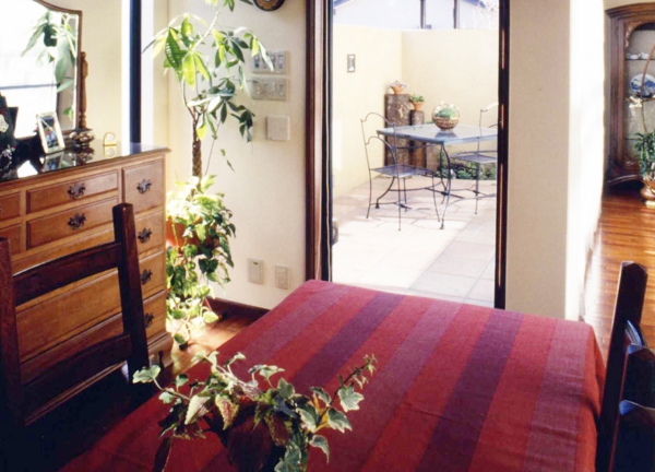 性格の違った2つの中庭(パティオ)をもつ家